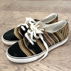 Black patterned canvas sneakers